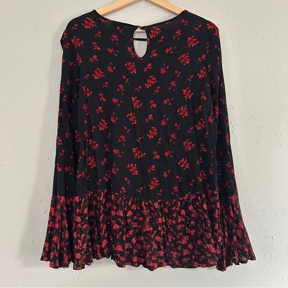 🦋 Mossimo Supply Co Black Red Floral Flowy Blouse Holiday Christmas Medium - Picture 4 of 4